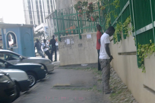 Article : Abidjan : les adeptes du petit pipi rapide